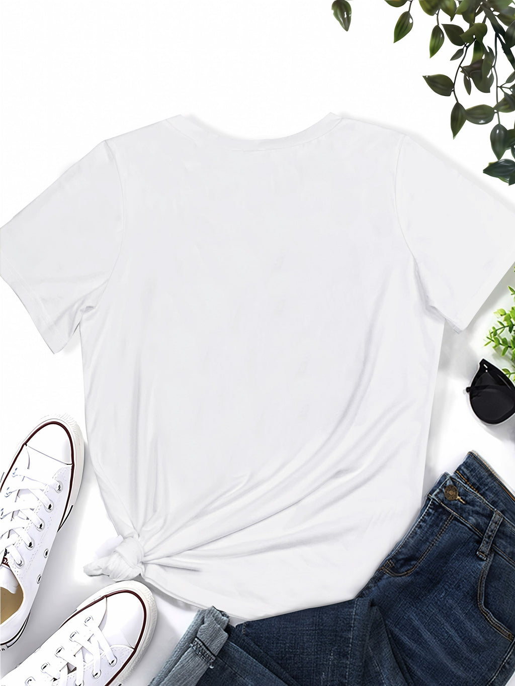 Women's Christmas Graphic T‑Shirt, Vintage Red Truck Xmas Tree Gift Print Short Sleeve Crew Neck Casual Holiday Tee, Festive Christmas Party Gift Top for Ladies