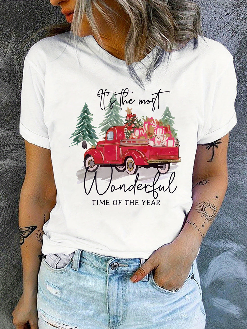 Women's Christmas Graphic T‑Shirt, Vintage Red Truck Xmas Tree Gift Print Short Sleeve Crew Neck Casual Holiday Tee, Festive Christmas Party Gift Top for Ladies
