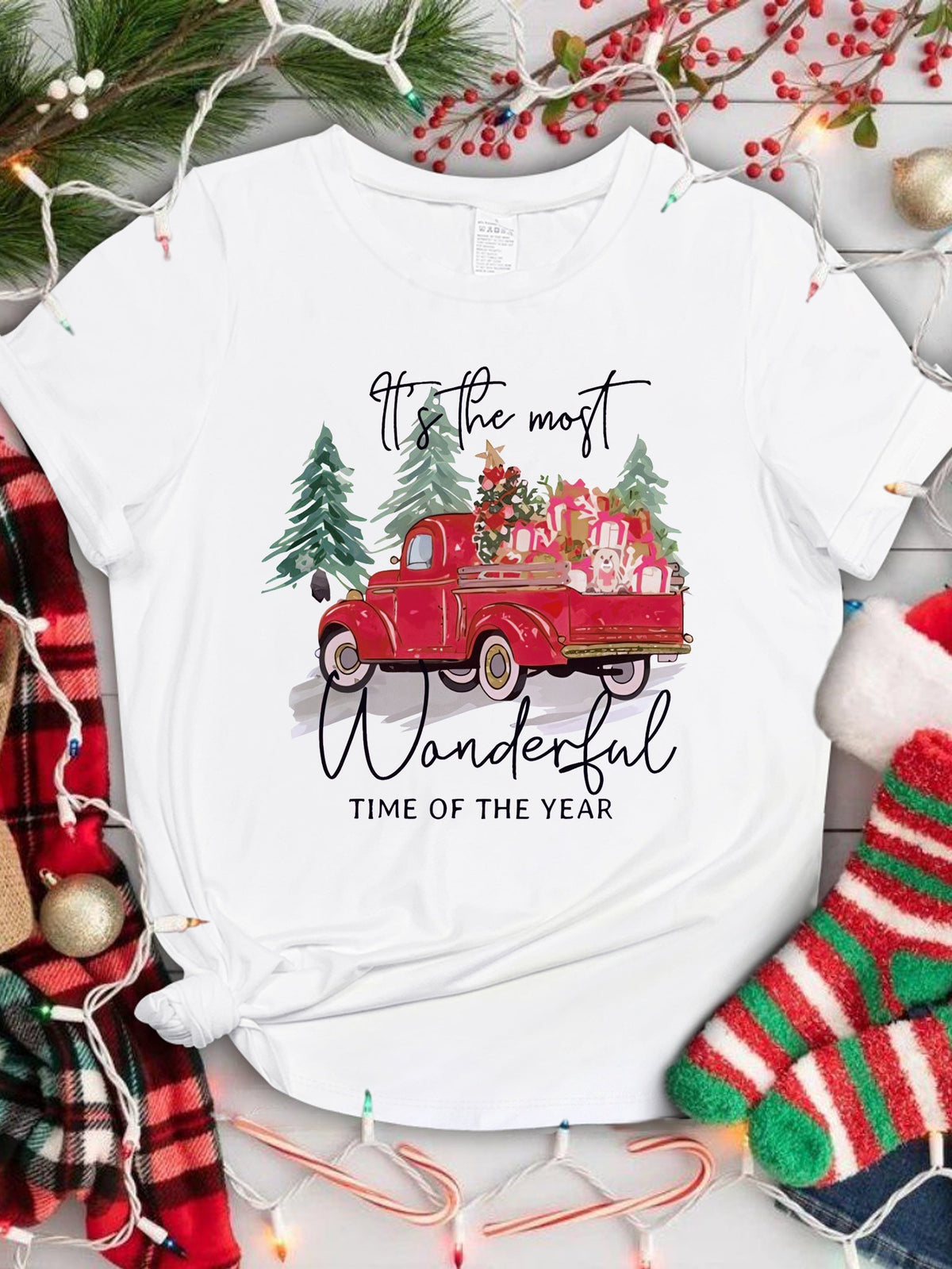 Women's Christmas Graphic T‑Shirt, Vintage Red Truck Xmas Tree Gift Print Short Sleeve Crew Neck Casual Holiday Tee, Festive Christmas Party Gift Top for Ladies